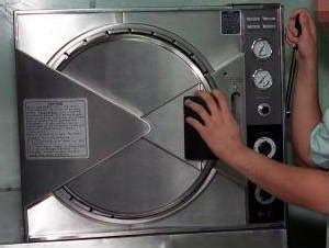 how hot do autoclaves get